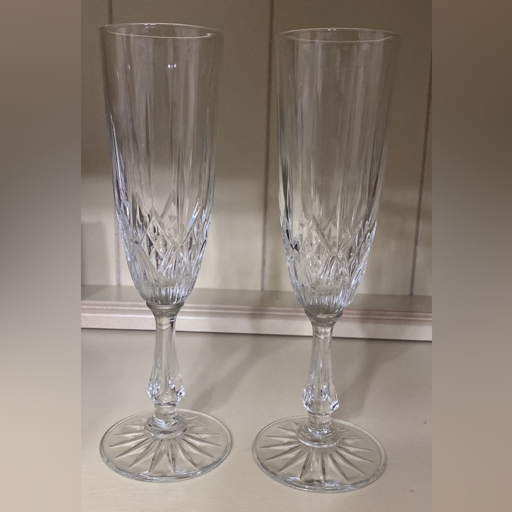 8” Tall 2 1/2” Wide Cut CRYSTAL CHAMPAGNE FLUTES GLASSES' VINTAGE CRYSTAL (2)